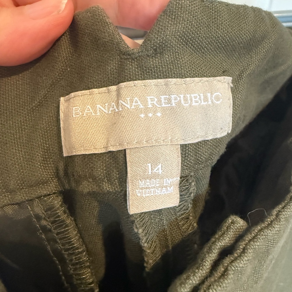 ⭐️ Banana Republic Dark Green Women's Shorts - Picture 3 of 6